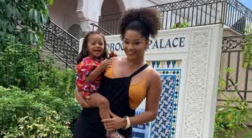 Juliana Alves toma banho de sol e encanta ao surgir abraçada com filha, Yolanda - Instagram