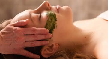 massagem facial - Shutterstock