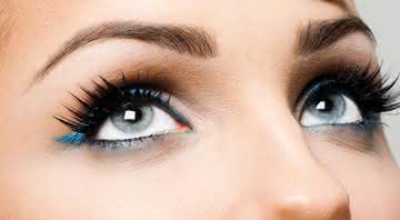Olhos maxima da cor do céu - Shutterstock