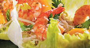 Salada de camarão com manga ao estilo thai - Ligia Skowronski/Divulgação