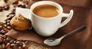 Descoberto pelos monges há mais de mil anos, o café não só atrai pelo aroma e paladar, como também promove uma série de benefícios para a saúde - Shutterstock