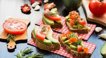 Sanduíches preparados com pão integral, por exemplo, além de práticos, são ótimas fontes de carboidrato e de fibras, que garantem a energia para o dia todo - Shutterstock