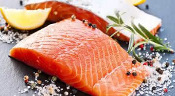 O salmão é rico em minerais como ferro, potássio, sódio, cálcio, magnésio e vitaminas A, B6, B12, C e D - Foto Shutterstock