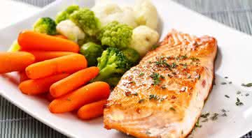 Peixes grelhados e vegetais são leves e nutritivos  - Shutterstock