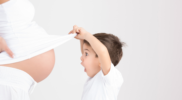 Envolver a criança com os cuidados com o novo bebê é fundamental - Foto Shutterstock