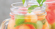 Refresco chique: Água com bolas de frutas - Shutterstock