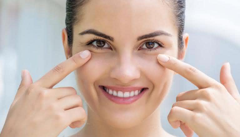 Retinol, antioxidantes e vitaminas C e E são os principais ativos dos produtos para a área dos olhos - Foto Shutterstock