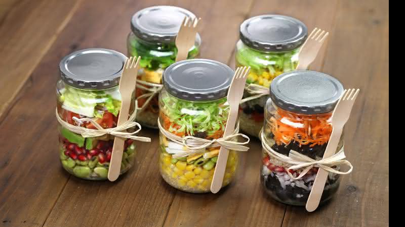 A salada no pote pode ser uma substituta mais leve, saudável e nutritiva em relação à marmita tradicional - Foto Shutterstock