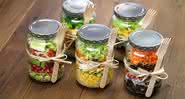 A salada no pote pode ser uma substituta mais leve, saudável e nutritiva em relação à marmita tradicional - Foto Shutterstock