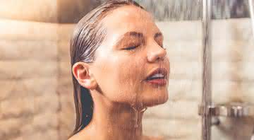 Cuidado com a temperatura do chuveiro. Banhos quentes ajudam a aumentar a oleosidade do couro cabeludo. - iStock