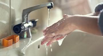 As mãos devem ser lavadas imediatamente após o espirro ou o mais breve possível - iStock