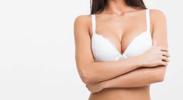 Nunca deixe de realizar a mamografia anual, mesmo se tiver implante de silicone nas mamas - Shutterstock