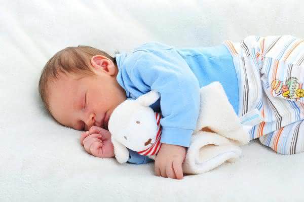 Um dos motivos para bebês não dormirem a noite inteira é a falta de maturidade neurológica para produzirem melatonina, hormônio que regula o sono. - Foto Divulgação
