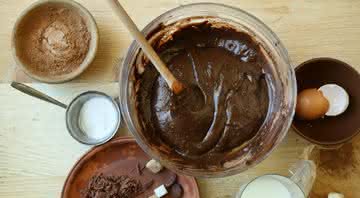 A massa do bolo, quando crua, carrega microorganismos nocivos - Shutterstock