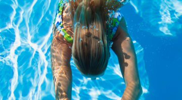 Quem tem fios loiros claros corre o risco de sair da piscina com o cabelo verde - Reprodução