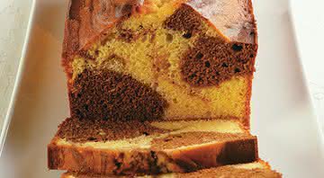 Se quiser, umedeça o bolo com uma calda rala de água e açúcar - Codo Meletti