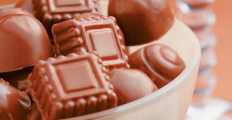 Sobras de chocolate derretido podem ser utilizadas para os bombons simples. Caprichar na decoração, usando chocolate branco derretido ou pedaços de frutas secas - Milton Carelo