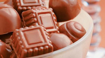 Sobras de chocolate derretido podem ser utilizadas para os bombons simples. Caprichar na decoração, usando chocolate branco derretido ou pedaços de frutas secas - Milton Carelo
