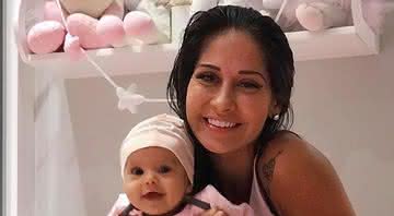 Mayra Cardi com sua filha mais nova, Sophia  - Reprodução: Instagram
