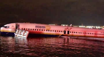 Boing 737 cai em rio nos Estados Unidos - Reprodução/CNN