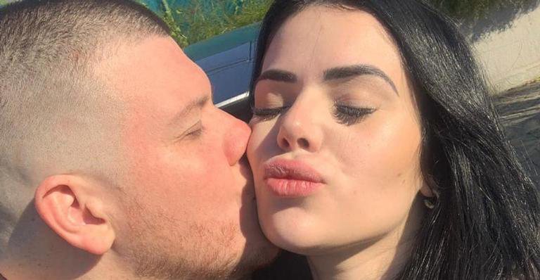 Ferrugem dá um beijo carinhoso na bochecha de sua esposa, Thaís Vasconcellos - Reprodução / Instagram