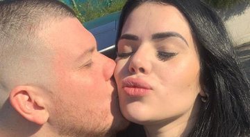 Ferrugem dá um beijo carinhoso na bochecha de sua esposa, Thaís Vasconcellos - Reprodução / Instagram
