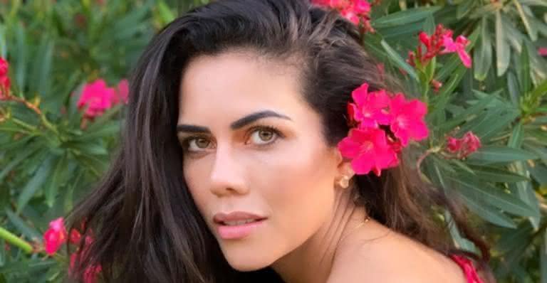 Daniela Albuquerque surge com flor no cabelo e encanta seguidores - Reprodução / Instagram 