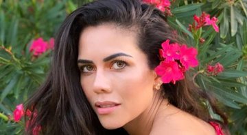Daniela Albuquerque surge com flor no cabelo e encanta seguidores - Reprodução / Instagram 