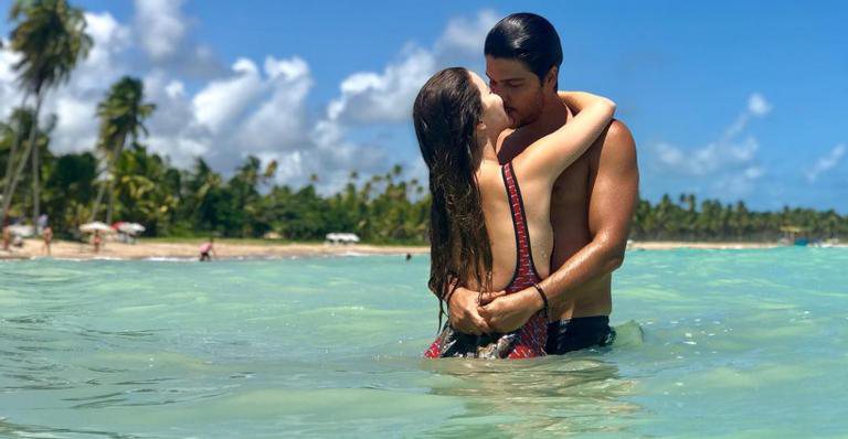 Nathalia Dill e seu noivo, Pedro Curvello se beijando  - Reprodução/Instagram