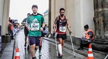 Após ir perrengue em Maratona de Berlim, Rodrigo Barros termina prova de muleta - Divulgação