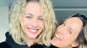 Laryssa Alves e Maria Maya posam ao lado dos dois 'filhos' - Instagram