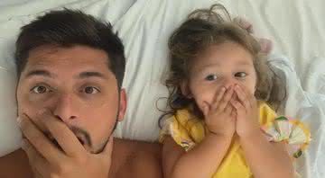 Madalena vê cenas do pai, Bruno Gissoni, com Agatha Moreira em 'A Dona do Pedaço' - Instagram