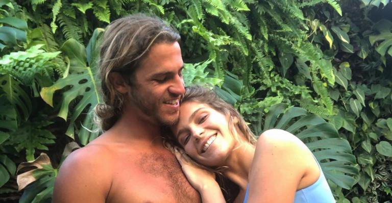 Isabela Santoni reata namoro com o surfista Caio Vaz e compartilha foto apaixonada - Instagram