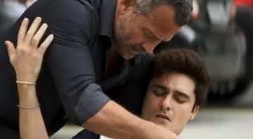 Leandro (Guilherme Leicam) leva facada na reta final de 'A Dona do Pedaço' - TV Globo