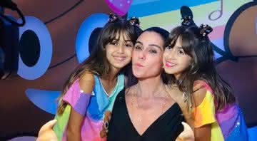 Vestidas iguais, Giovanna Antonelli exibe clique ao lado de filhas gêmeas em redes sociais - Instagram