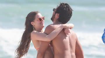 Agatha Moreira e Rodrigo Simas são flagrados na praia - AgNews