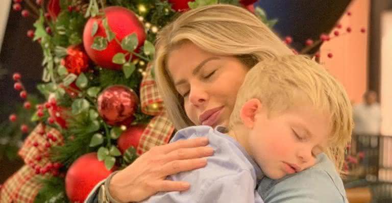 Karina Bacchi encanta fãs com alegria do seu pequeno e a chegada do Natal - Instagram