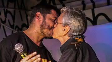 Foto de beijo de Caetano Veloso e Criolo viralizou - Instagram/ Webert da Cruz