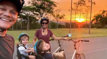 Tatá Fersoza compartilha momento fofo em família com pôr do sol deslumbrante ao fundo  - Instagram