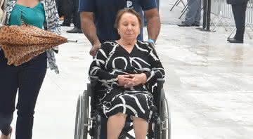 Dona Maria do Céu chegou ao velório do filho em cadeira de rodas - Francisco Cepeda/AgNews