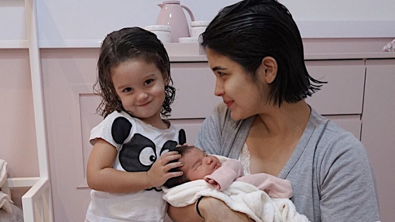 Letícia Almeida, ao retornar da maternidade, e as duas filhas. - Instagram