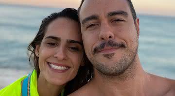 Imagem Férias! Joaquim Lopes surge dando beijão em noiva, Marcella Fogaça, em praia paradisíaca; confira!