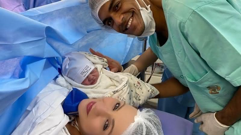 Marcello Melo Jr. posa ao lado da filha após seu nascimento - Instagram