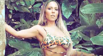Mulher Melão quebrou quarentena e ficou apenas com a parte de baixo do biquíni em praia carioca - Instagram