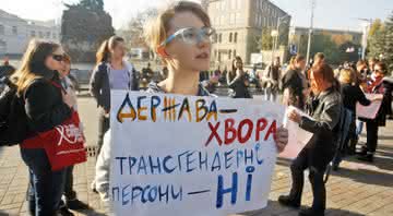 Pessoas trans são impedidas de sair da Ucrânia durante invasão da Rússia - Internet
