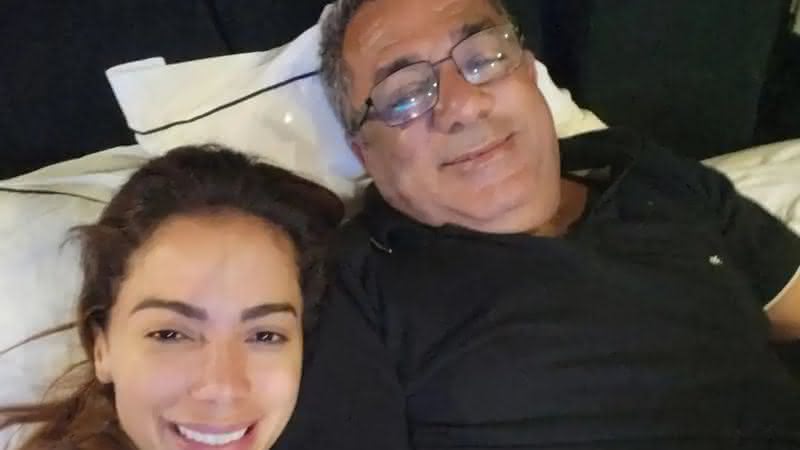Anitta desabafa após o pai passar por cirurgia delicada - Instagram