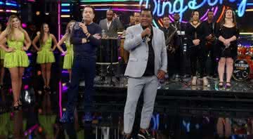 Internautas estranham comportamento de Luis Carlos, vocaliza do Raça Negra, durante Domingão do Faustão - TV Globo