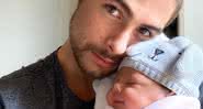 Rafa Vitti surge trocando sua filha, Clara Maria, - Instagram