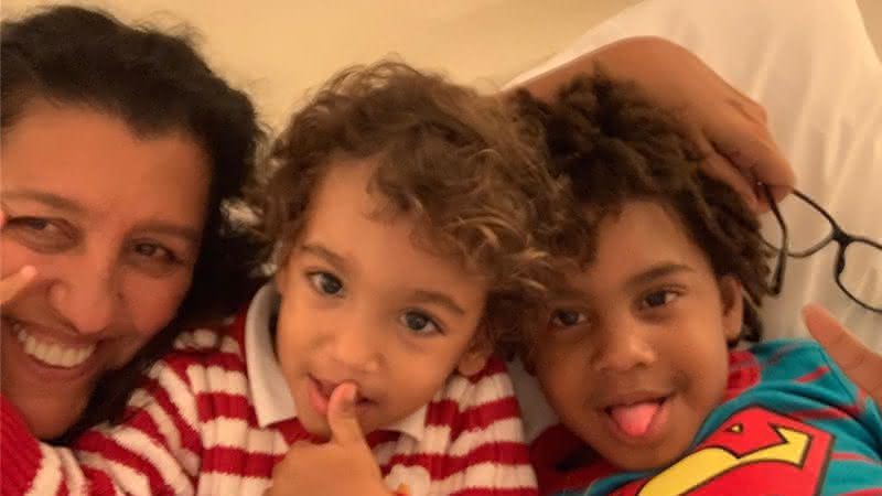Regina Casé surge com filho e neto no colo - Instagram