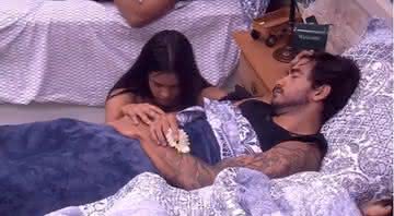 Flayslane reza com a mão no corpo de Guilherme enquanto brother dorme - Globo